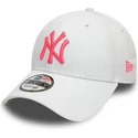 casquette-courbee-blanche-ajustable-avec-logo-rose-9forty-league-essential-neon-new-york-yankees-mlb-new-era