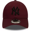 casquette-courbee-grenat-ajustable-avec-logo-noir-9forty-league-essential-new-york-yankees-mlb-new-era