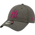 casquette-courbee-grise-ajustable-avec-logo-rose-9forty-shadow-tech-new-york-yankees-mlb-new-era