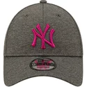 casquette-courbee-grise-ajustable-avec-logo-rose-9forty-shadow-tech-new-york-yankees-mlb-new-era