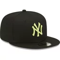 casquette-plate-noire-snapback-avec-logo-vert-9fifty-league-essential-new-york-yankees-mlb-new-era