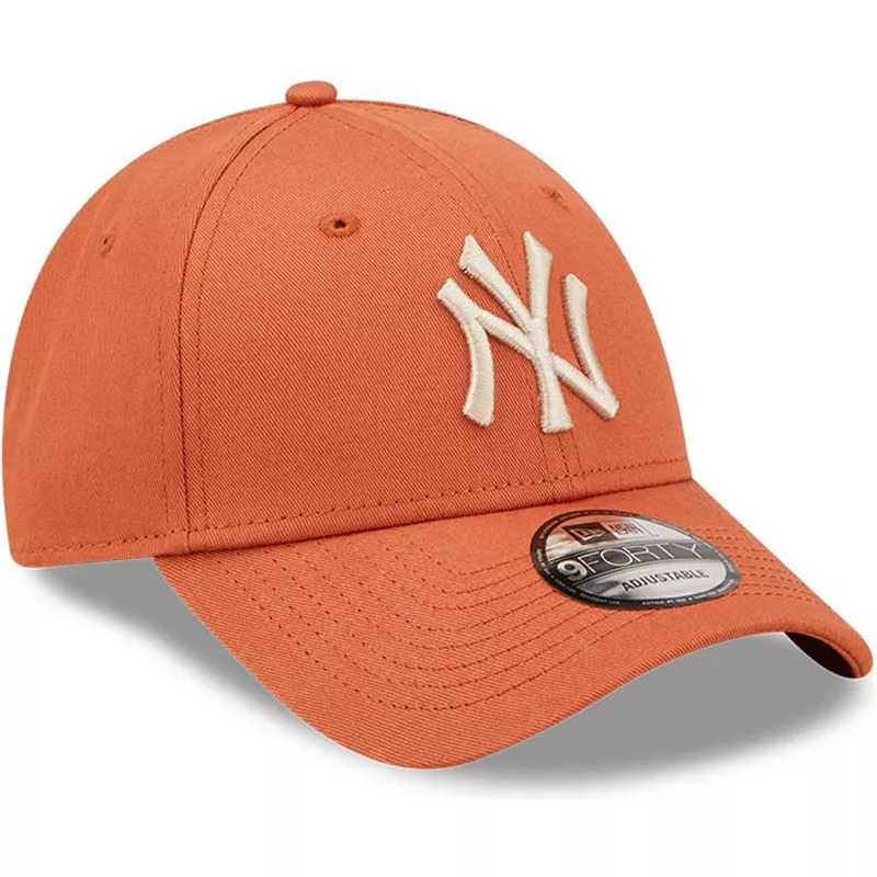 casquette-courbee-orange-ajustable-avec-logo-beige-9forty-league-essential-new-york-yankees-mlb-new-era