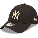 casquette-courbee-noire-ajustable-avec-logo-beige-9forty-league-essential-new-york-yankees-mlb-new-era