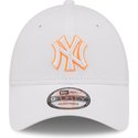 casquette-courbee-blanche-ajustable-avec-logo-orange-9forty-neon-outline-new-york-yankees-mlb-new-era