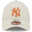 casquette-courbee-beige-ajustable-avec-logo-orange-9forty-league-essential-new-york-yankees-mlb-new-era