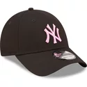casquette-courbee-noire-ajustable-avec-logo-rose-9forty-league-essential-new-york-yankees-mlb-new-era