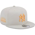casquette-plate-beige-snapback-avec-logo-orange-9fifty-side-patch-new-york-yankees-mlb-new-era