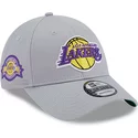 casquette-courbee-grise-ajustable-9forty-team-side-patch-los-angeles-lakers-nba-new-era