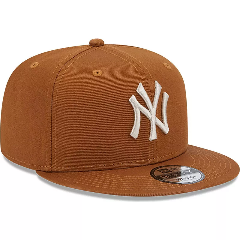 https://static.caphunters.be/38045-large_default/casquette-plate-marron-snapback-9fifty-league-essential-new-york-yankees-mlb-new-era.webp