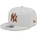 casquette-plate-beige-snapback-avec-logo-marron-9fifty-league-essential-new-york-yankees-mlb-new-era
