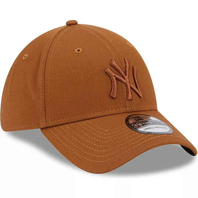 casquette-courbee-marron-ajustee-avec-logo-marron-39thirty-league-essential-new-york-yankees-mlb-new-era