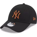 casquette-courbee-noire-ajustable-avec-logo-marron-9forty-league-essential-new-york-yankees-mlb-new-era
