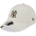 casquette-courbee-beige-ajustable-9forty-check-infill-new-york-yankees-mlb-new-era