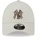 casquette-courbee-beige-ajustable-9forty-check-infill-new-york-yankees-mlb-new-era