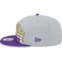 casquette-plate-grise-et-violette-snapback-9fifty-tip-off-2023-los-angeles-lakers-nba-new-era