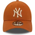 casquette-courbee-marron-ajustable-avec-logo-beige-9forty-league-essential-new-york-yankees-mlb-new-era