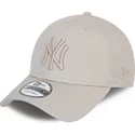 casquette-courbee-beige-ajustable-avec-logo-beige-9forty-league-essential-poly-new-york-yankees-mlb-new-era