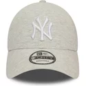 casquette-courbee-beige-ajustable-9forty-pull-essential-new-york-yankees-mlb-new-era