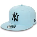 casquette-plate-bleue-claire-snapback-avec-logo-noir-9fifty-league-essential-new-york-yankees-mlb-new-era