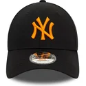 casquette-courbee-noire-ajustable-avec-logo-orange-9forty-league-essential-new-york-yankees-mlb-new-era