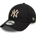 casquette-courbee-noire-ajustable-avec-logo-beige-9forty-league-essential-new-york-yankees-mlb-new-era