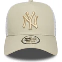 casquette-trucker-beige-et-blanche-avec-logo-beige-a-frame-league-essential-new-york-yankees-mlb-new-era