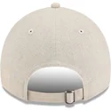 casquette-courbee-beige-ajustable-avec-logo-bleu-marine-9twenty-linen-spring-training-fan-pack-2025-new-york-yankees-mlb-new-era