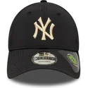 casquette-courbee-noire-ajustable-avec-logo-beige-9forty-recycled-new-york-yankees-mlb-new-era