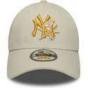 casquette-courbee-beige-ajustable-avec-logo-jaune-9forty-floral-icon-new-york-yankees-mlb-new-era