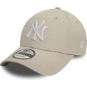 casquette-courbee-beige-ajustable-avec-logo-blanc-9forty-league-essential-new-york-yankees-mlb-new-era