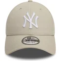 casquette-courbee-beige-ajustable-avec-logo-blanc-9forty-league-essential-new-york-yankees-mlb-new-era