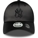 casquette-courbee-noire-ajustable-pour-femme-avec-logo-noir-9forty-satin-bow-back-new-york-yankees-mlb-new-era