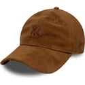casquette-courbee-marron-ajustable-avec-logo-marron-9twenty-suede-new-york-yankees-mlb-new-era
