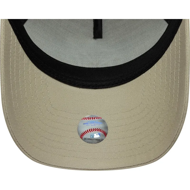 casquette-trucker-beige-avec-logo-marron-a-frame-league-essential-new-york-yankees-mlb-new-era