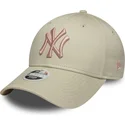 casquette-courbee-beige-ajustable-avec-logo-rose-pour-femme-9forty-league-essential-new-york-yankees-mlb-new-era