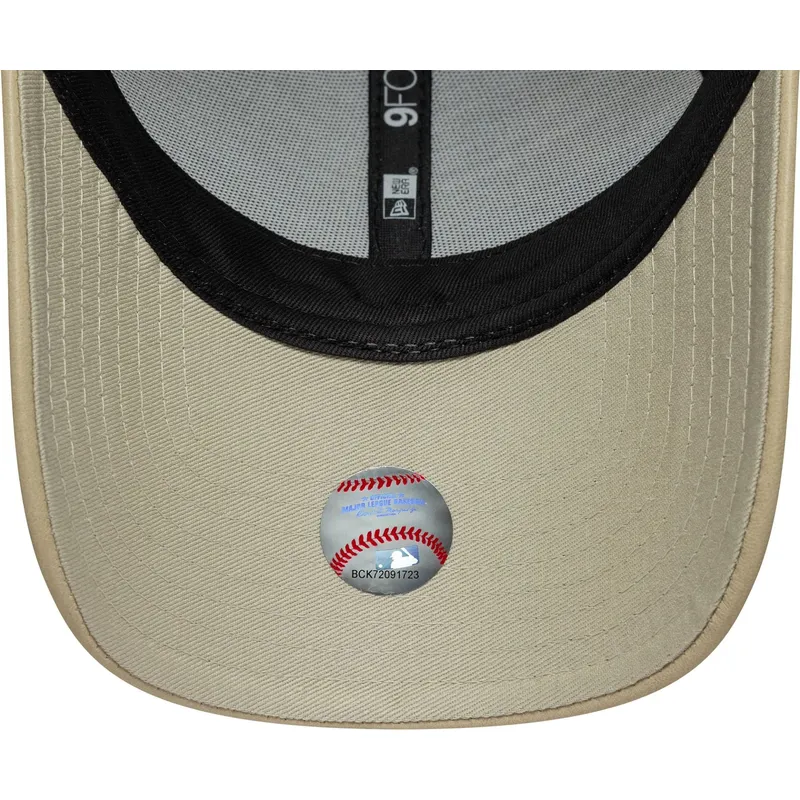 casquette-courbee-beige-ajustable-avec-logo-beige-pour-femme-9forty-pu-new-york-yankees-mlb-new-era