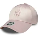 casquette-courbee-rose-ajustable-avec-logo-rose-pour-femme-9forty-satin-new-york-yankees-mlb-new-era