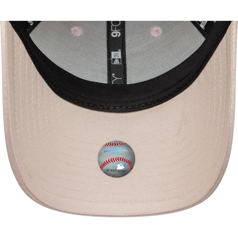 casquette-courbee-rose-ajustable-avec-logo-rose-pour-femme-9forty-satin-new-york-yankees-mlb-new-era