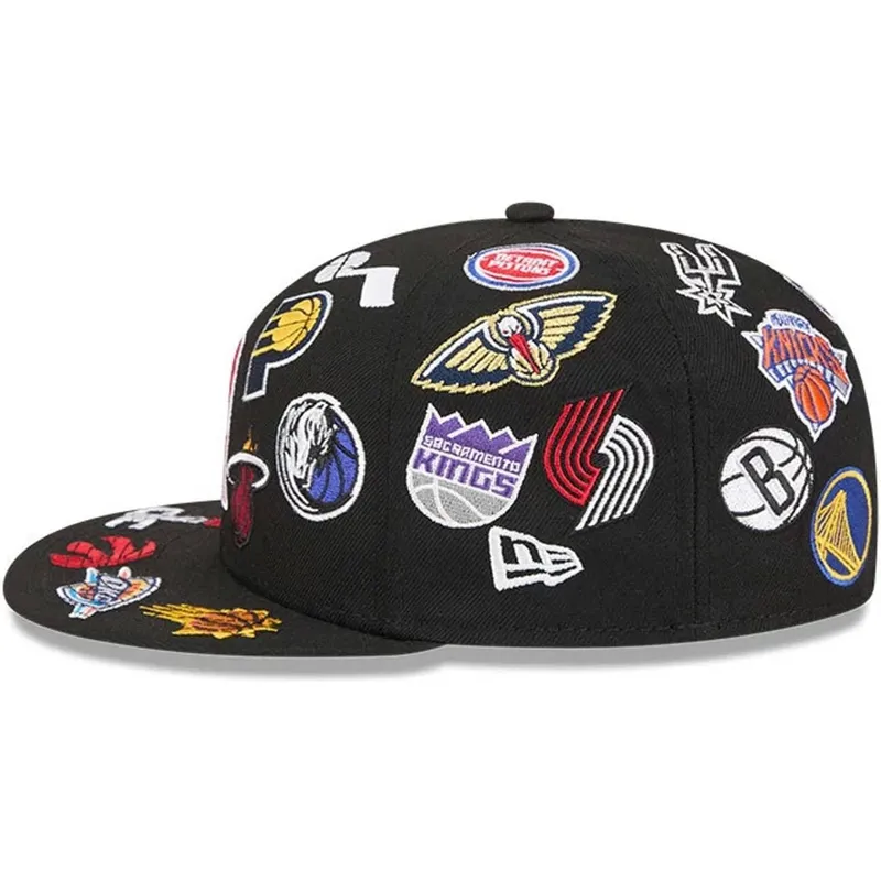 casquette-plate-noire-ajustee-59fifty-all-over-nba-new-era
