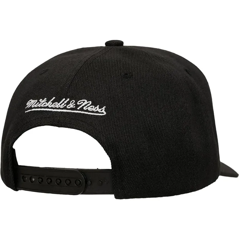 casquette-courbee-noire-snapback-tilted-pro-chicago-bulls-nba-mitchell-ness