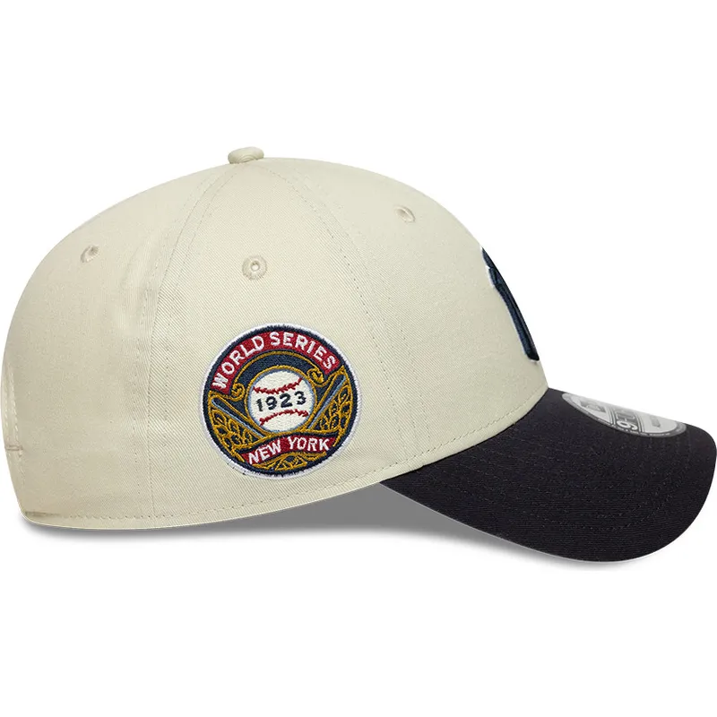 casquette-courbee-beige-et-bleue-marine-ajustable-avec-logo-bleu-marine-9forty-world-series-new-york-yankees-mlb-new-era