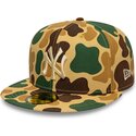 casquette-plate-camouflage-ajustee-avec-logo-beige-59fifty-camo-new-york-yankees-mlb-new-era