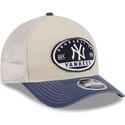 casquette-trucker-beige-et-bleue-marine-9forty-m-crown-a-frame-fray-new-york-yankees-mlb-new-era