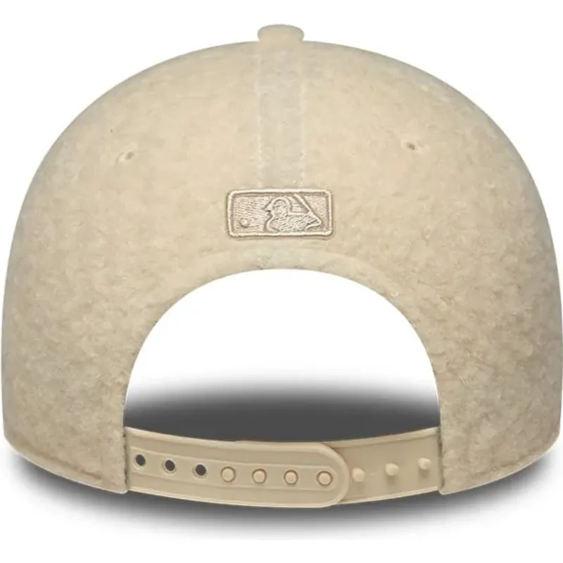 casquette-courbee-beige-snapback-pour-femme-avec-logo-beige-9forty-m-crown-winter-borg-los-angeles-dodgers-mlb-new-era