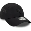 casquette-trucker-noire-avec-logo-noir-runner-tech-midi-new-york-yankees-mlb-new-era