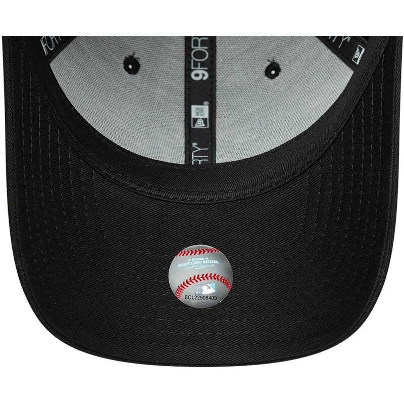 casquette-courbee-noire-snapback-avec-logo-noir-9forty-m-crown-new-york-yankees-mlb-new-era