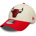 casquette-courbee-beige-et-rouge-ajustable-9forty-colour-block-chicago-bulls-nba-new-era
