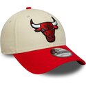 casquette-courbee-beige-et-rouge-ajustable-9forty-colour-block-chicago-bulls-nba-new-era