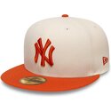 casquette-plate-beige-et-orange-ajustee-avec-logo-orange-59fifty-league-essential-new-york-yankees-mlb-new-era