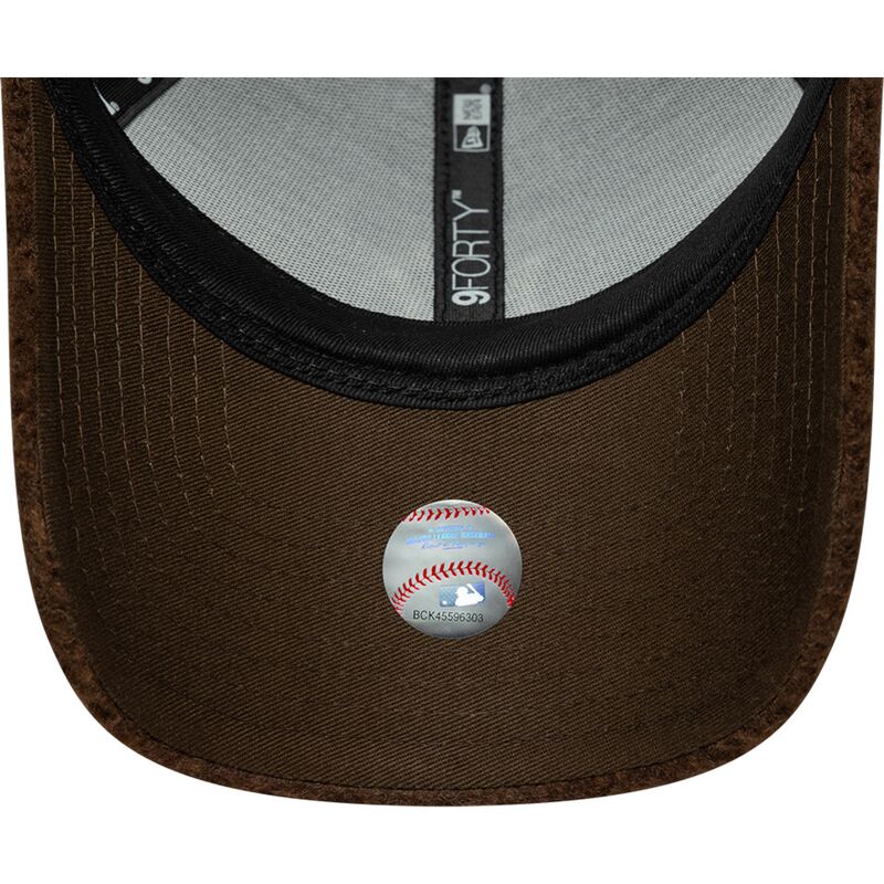 casquette-courbee-marron-snapback-9forty-winter-borg-new-york-yankees-mlb-new-era